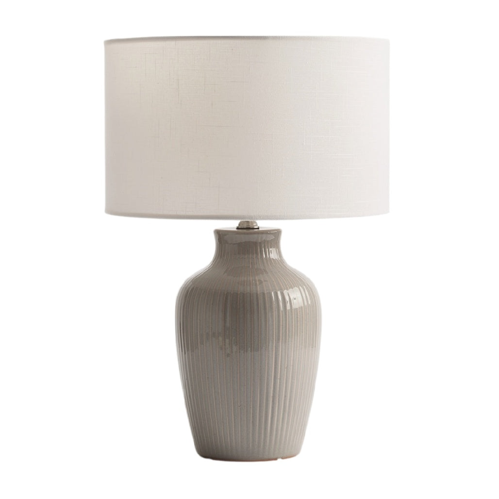 **Lampe de table en céramique gris avec abat-jour en tissu blanc.**